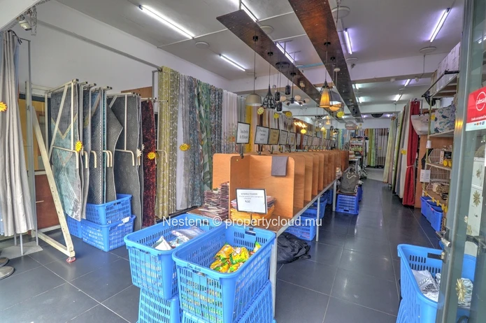 Commercial space of 158 m² on the ground floor