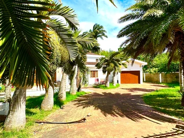 Villa idéalement située au coeur de Trou aux Biches, proximité immédiate de la plage