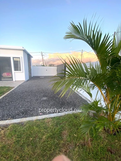 Albion à louer Belle est récente villa de plain-pied, trois chambres avec piscine située dans un quartier calme.