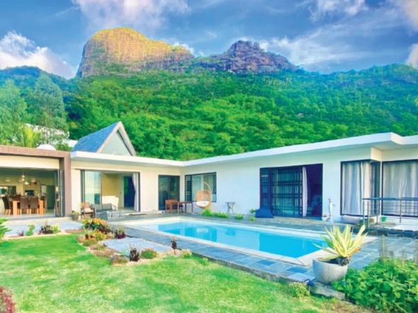 Semi furnished and luxurious Villa with pool, located in a peaceful area near Moka