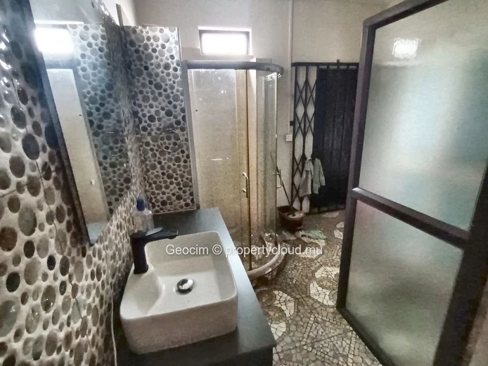 Ebène maison meublée de 4 càc 3 sdb bureau sur 134 toises terrain clos. Disponible. (Mandat exclusif)
