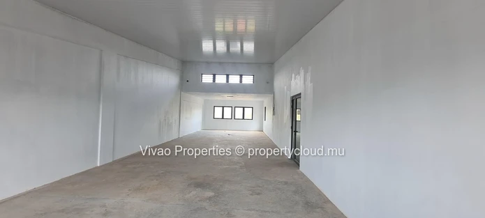 Local Commercial à louer à Calebasses, Terre Rouge, 114m², Parking 4, Prix Rs 70 000.