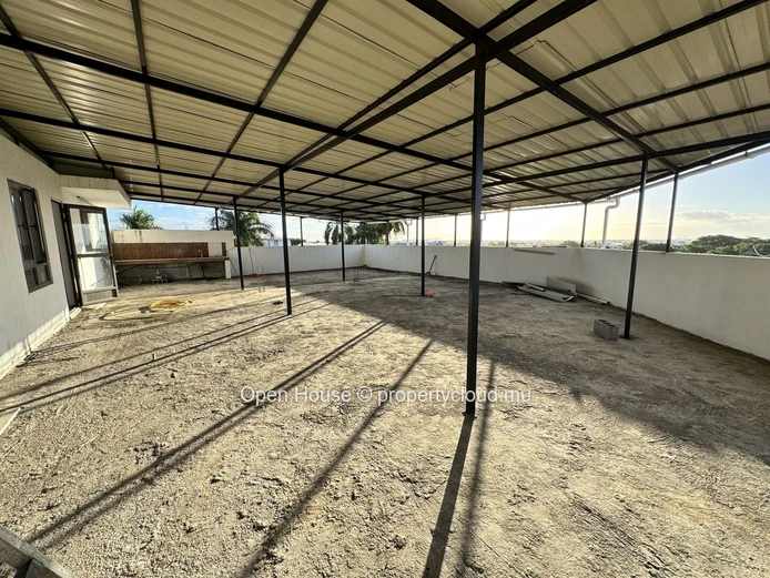 92 m² commercial space + 185m² terrace for rent in The Vale