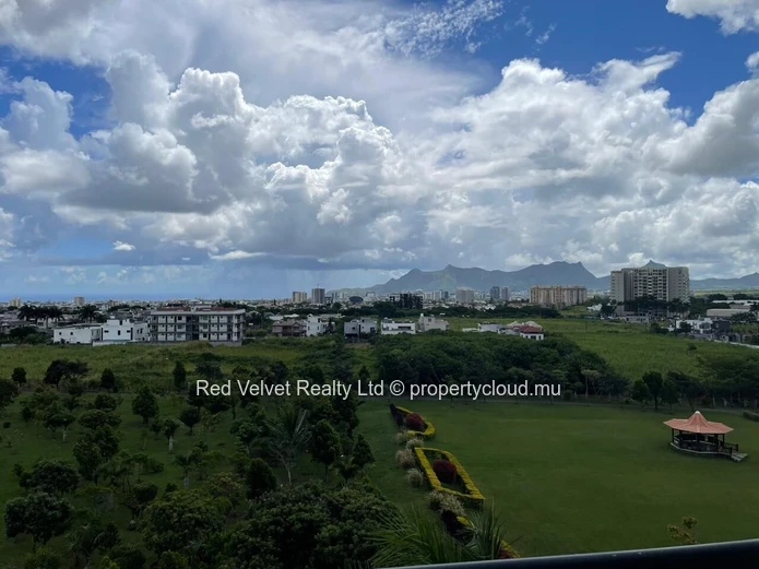 Luxury 300m² Penthouse Overlooking Parkland & Mountain Views