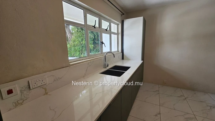 Un appartement lumineux et rénové au cœur d'une résidence intimiste.