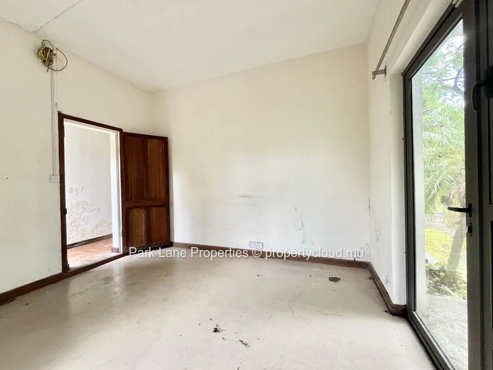 Two independent houses with commercial potential – Perfect for a large family or office space in Curepipe