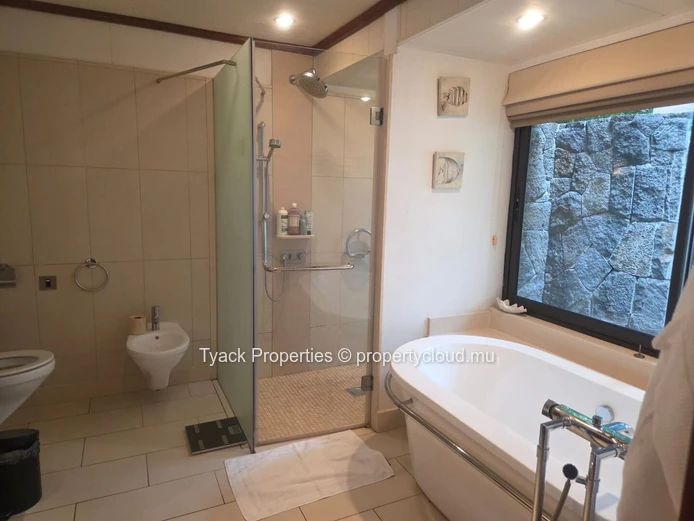 Exceptionnelle villa d architecte 600m2 avec vaste jardin paysager et piscine privée