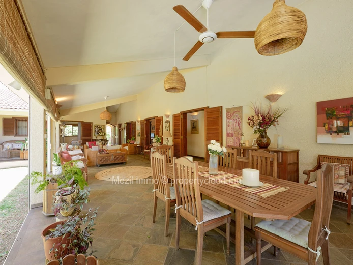 Charming and spacious 4 bedroom villa, Calodyne