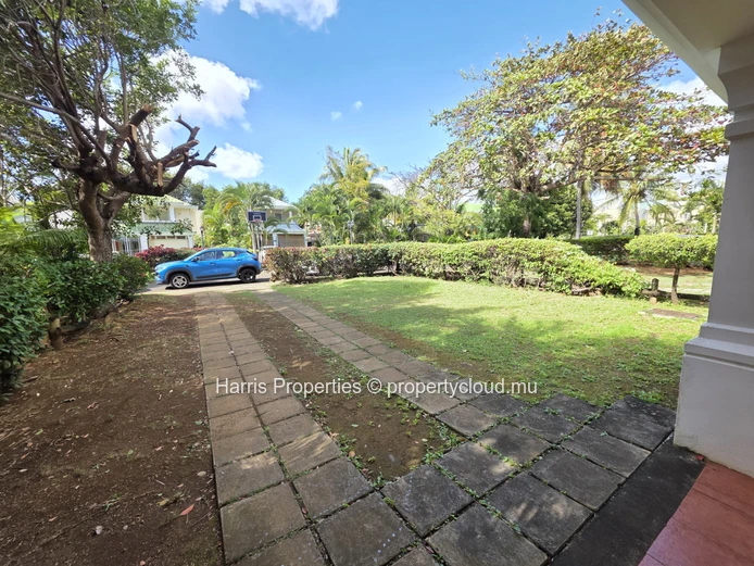 Beachfront house for sale in a secure residence in Calodyne