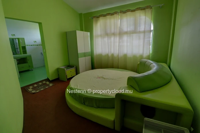 Traditional 5 bedroom house with swimming pool and garden 