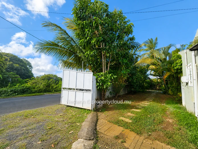 Charming 4-Bedroom Family Home with Pool – Walking Distance to Blue Bay Beach