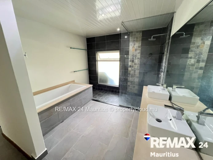 FOR SALE - 3 Bedroom Apartment, Cape Bay
