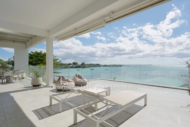 Beachfront Penthouse in Pereybère – 384 m², Plunge Pool