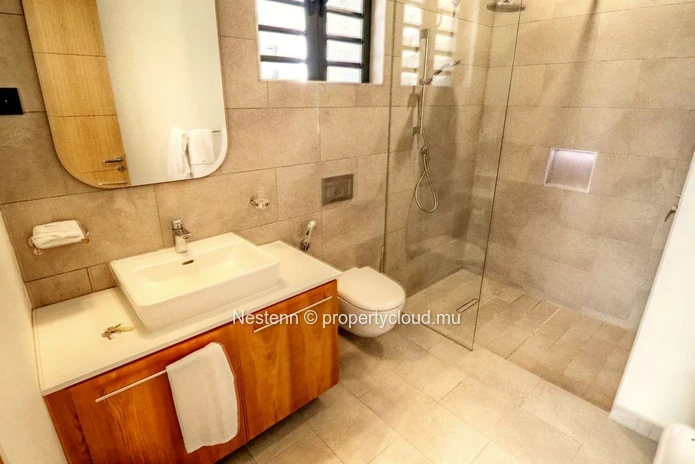 Appartement chic de 3 chambres en résidence sécurisée face à la plage