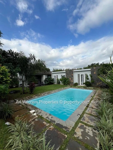 For Sale – Elegant architect-designed villa of 200 m² in Albion
