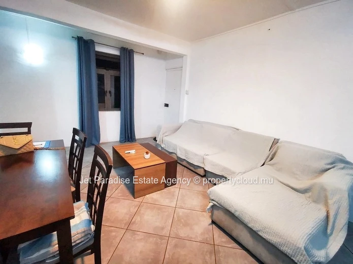 Appartement à vendre à Flic en Flac, 100m², terrain 190m², 2 chambres, parking, balcon, climatisation. Prix : Rs.