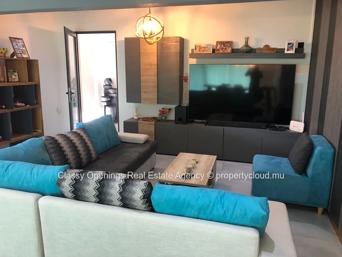 Modern 3BR Penthouse with Pool & Open Plan Living - Flic en Flac