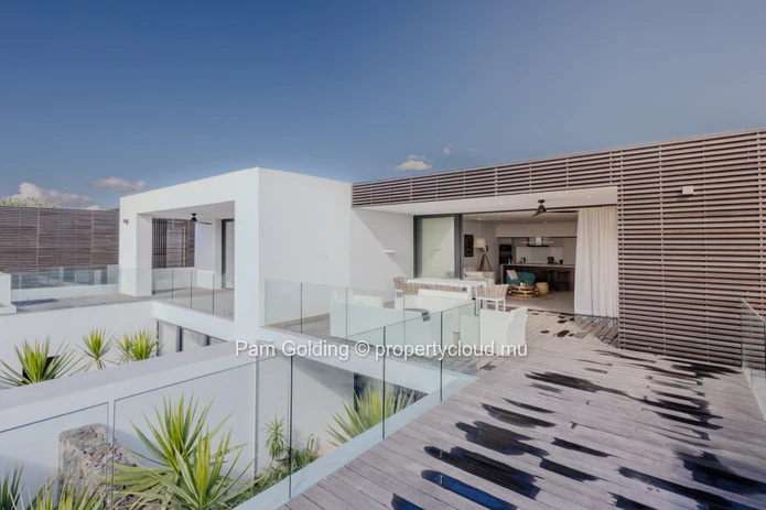 Vivez l'expérience d'être propriétaire de votre propre maison avec vue sur la mer. (Mandat exclusif)