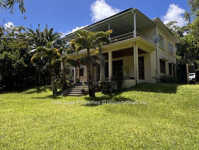 Elegant 5-bedroom home with stunning views in Floreal