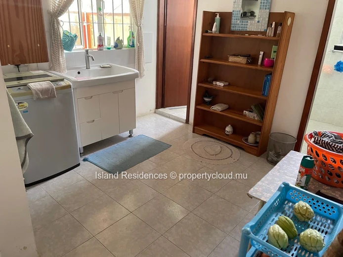 Spacious family home with 5 bedrooms, pool and covered parking