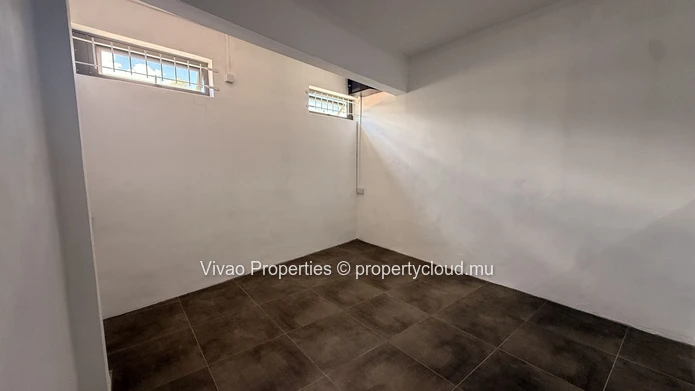 Exclusivité sur route principale au cœur de Port-Louis - Local commercial de 275 m² à louer au premier étage (Mandat exclusif)