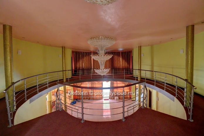 Traditional 5 bedroom house with swimming pool and garden 
