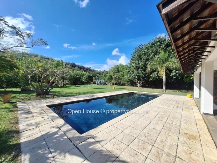 Villa PDS de 497 m² avec piscine à vendre à Rivière Noire