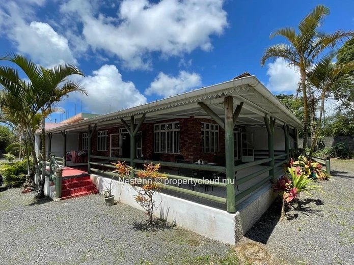 Charming restaurant oasis in iconic, serene location