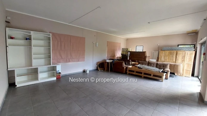 Commercial space for rent in Mon Choisy – Prime location near the golf course