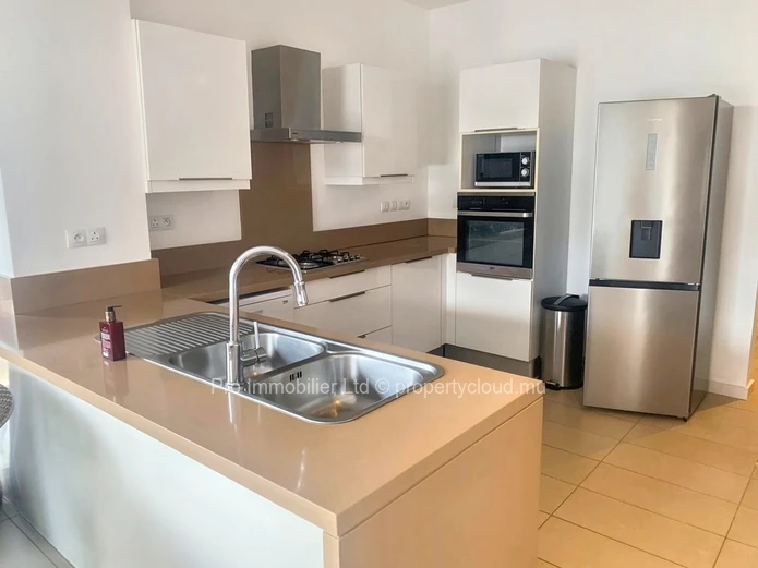 Votre expérience de vie avec ce penthouse à vendre, offrant des vues captivantes sur la mer et un espace abondant au ...
