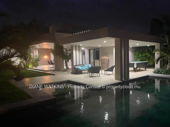 Villa Contemporaine Meublée de 4 Chambres avec Grand Jardin Tropical à Vendre à Bain Boeuf