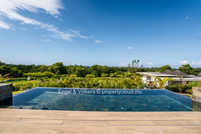 Contemporary Villa in Prestigious Golf Estate