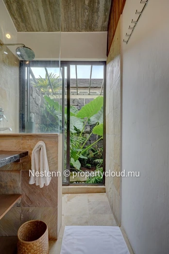 Bright 3-bed Balinese villa at Pointe d'Esny