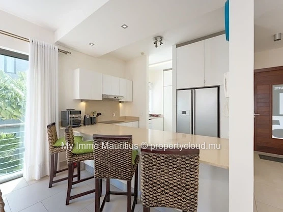 3-Bedroom Apartment with En-Suite Bathrooms, 1 Minute from the Beach