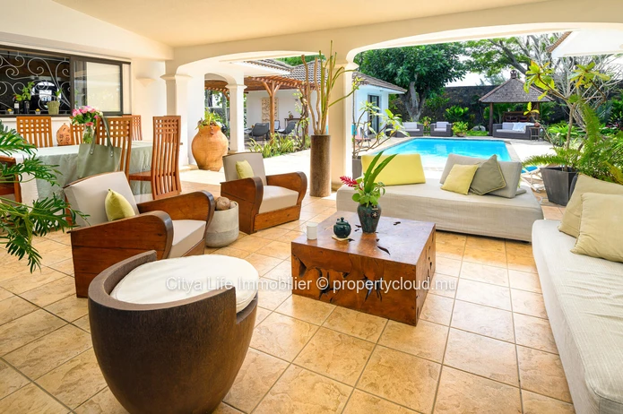 Maison meublée à louer à Calodyne, 406m² sur terrain de 2.500m², 4 chambres, piscine privée, garage, jardin, veranda....