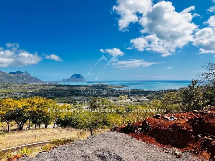 Villa d’Exception de 4 Chambres avec Vues Panoramiques sur les Montagnes et la Mer
