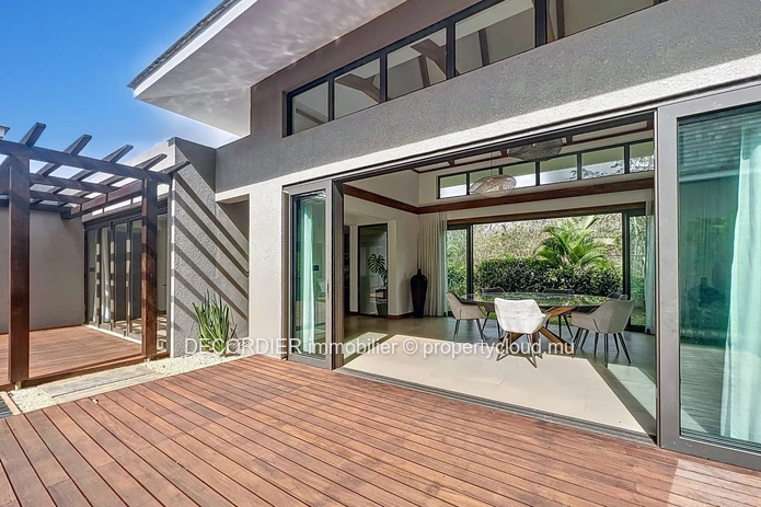Sumptuous villa nestled in a secure residence