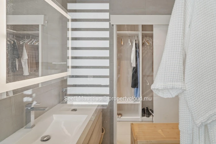Penthouse avec Vue sur la Mer : Moderne et Entièrement Meublé