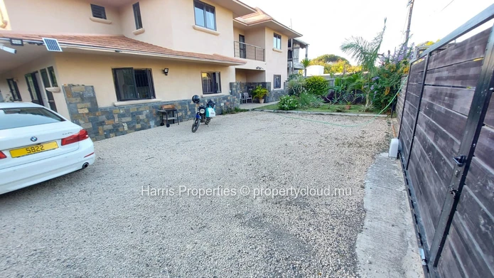 5-Bedroom Villa With Office For Rent – Bain Boeuf