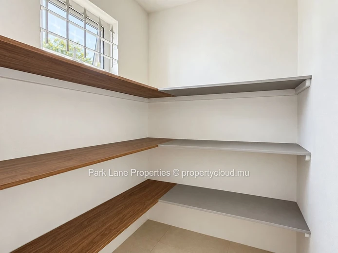 Spacious 4 bedroom family home for rent with pool and garden