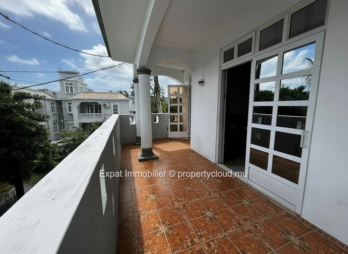 2-Bedroom Apartment With Terrace & Garden Access – Just Steps From Bain Boeuf Beach
