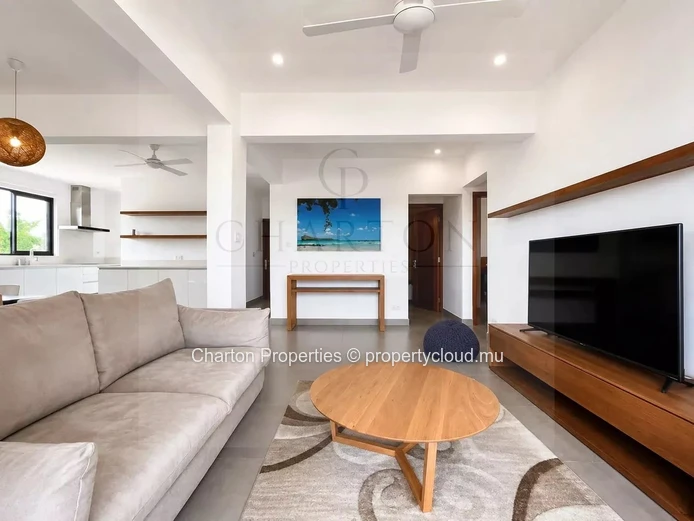 Two-bedroom apartment with shared pool near Peyrebère beaches
