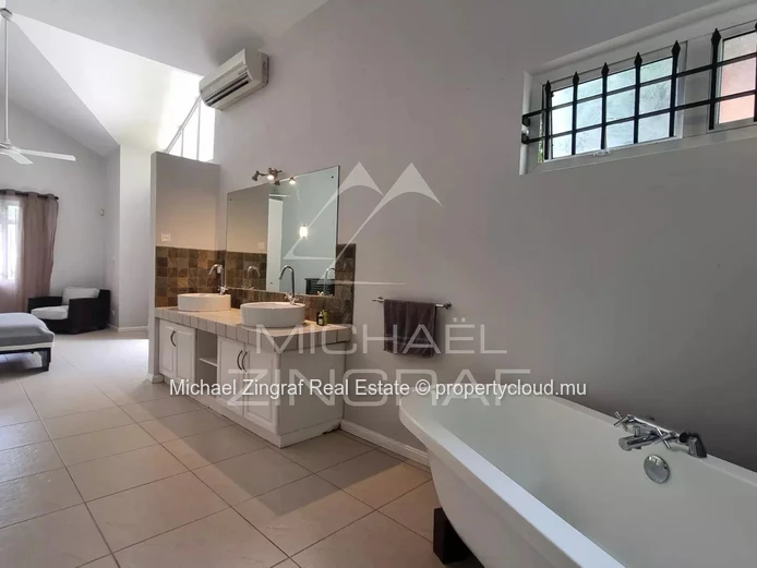 Elegant 4-Bedroom Villa with Pool in Black River