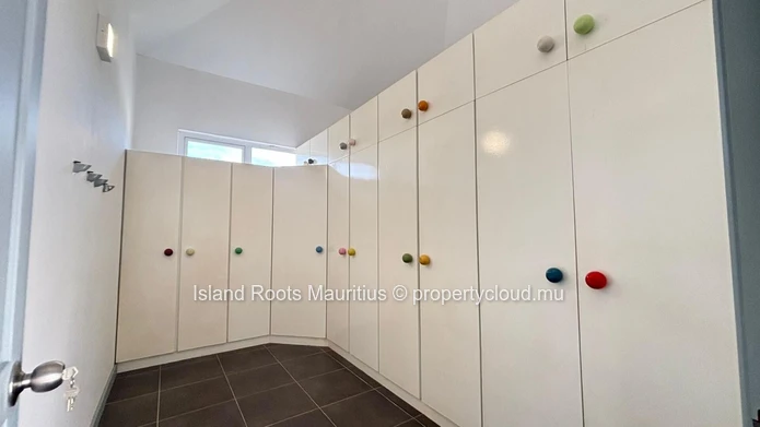 Opportunité d'acquérir une maison de 3 chambres dans un morcellement calme à Flic en Flac.