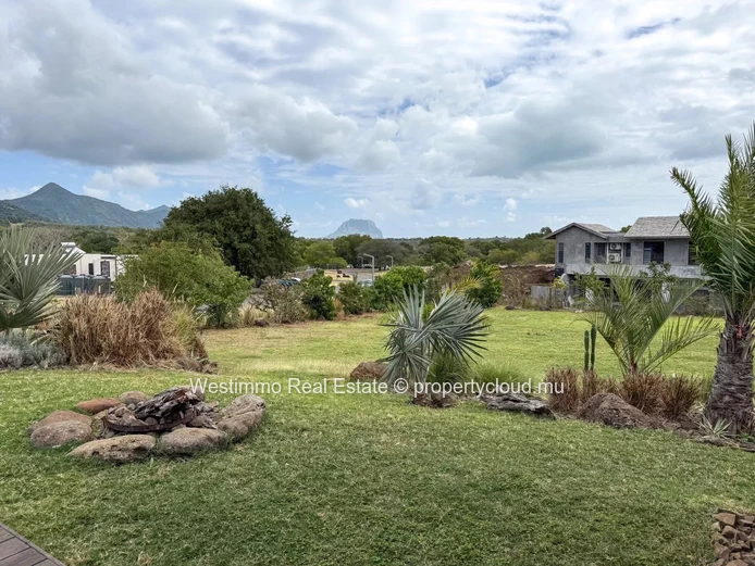 Propriété avec villa et potentiel de construction à Petite Rivière Noire