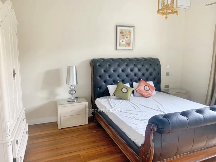 Floréal à vendre magnifique et récent appartement 3 chambres situé dans une luxueuse résidence sécurisée avec ascense...