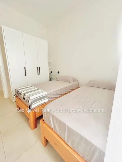 Appartement en bord de mer à louer à Grand Gaube | 3 chambres avec salles de bain attenantes | Terrasse et jardin