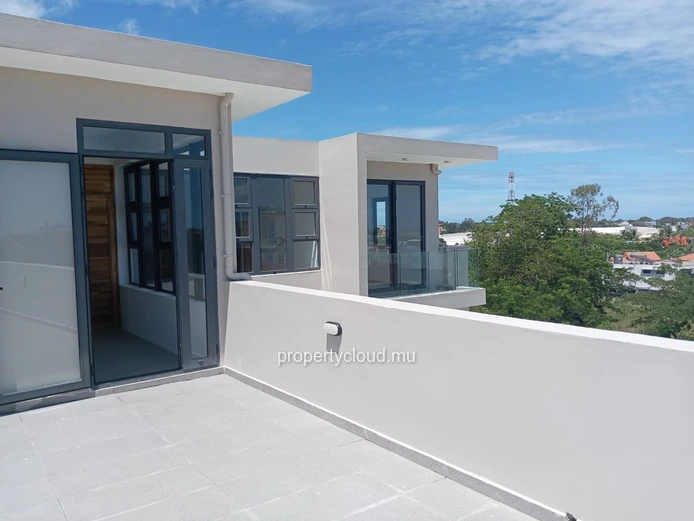 À VENDRE – PENTHOUSE NEUF 180 m² – CENTRE GRAND BAIE
