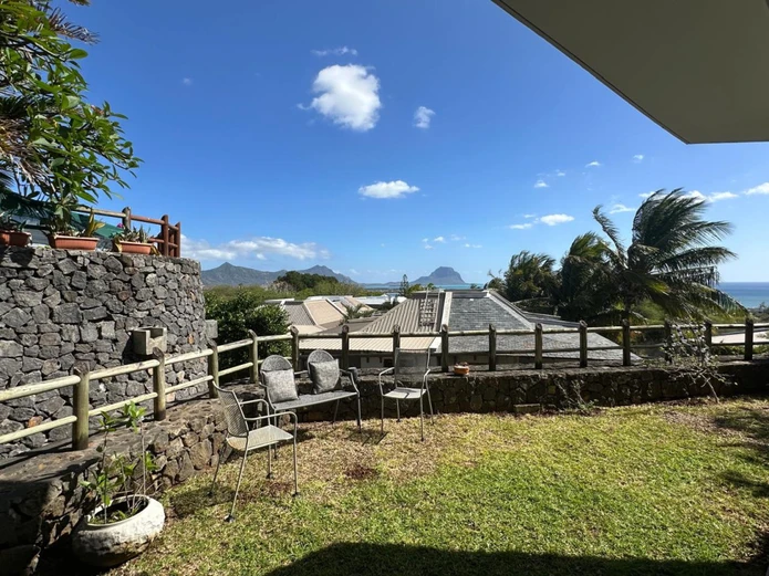 Charmant Appartement au Rez-de-Chaussée avec Vue sur le Lagon et le Morne à Rivière Noire