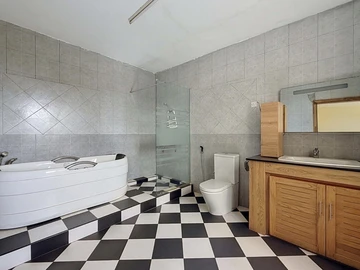 6 Bedroom House